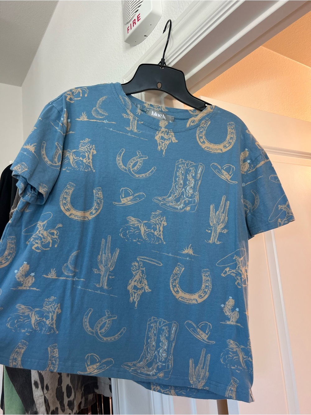 blue b - western print short-sleeve tee by buckle